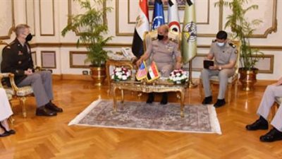 وزير الدفاع يبحث مع قائد الحرس الوطنى الأمريكى التطورات الإقليمية والدولية الراهنة