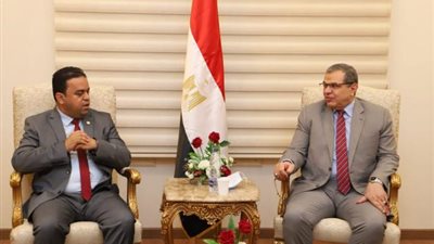 شاهد.. وزير القوى العاملة يبحث آليات جذب العمالة المصرية للعمل في هذه الدولة