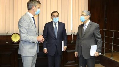 وزيرا الكهرباء والبترول يتسلمان دراسة جدوى مشروع إنتاج الهيدروجين الأخضر