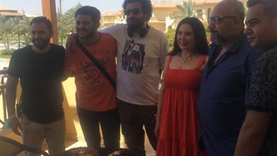 بالصور.. فريق عمل ”عودة الأب الضال” يحتفل بعيد ميلاد بيومي فؤاد