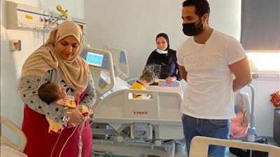 بالصور.. كريم فهمي يزور مؤسسة مجدي يعقوب للقلب في أسوان