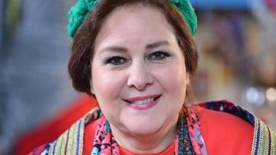 بالملابس الملونة والضحك.. وسائل تستخدمها عائلة دلال عبد العزيز لإخفاء خبر وفاة زوجها عنها