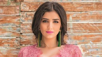 شاهد.. مي عمر بإطلالة جديدة بفستان أسود قصير