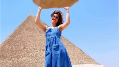 منة فضالي من أمام الأهرامات: افعل ما يجعل حياتك سعيدة