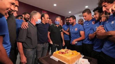 الأهلي يكرم مساعدي فايلر ب”تورتة” تقديرا لمجهوداتهم مع الفريق