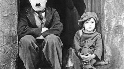 حكايات شارلي شابلن في مصر.. تعرض للموت بسبب ”جمل”.. وزار الأهرمات.. وهذه قصته مع ”الطربوش”