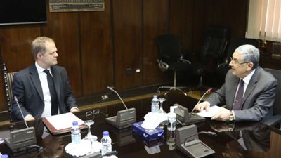 مباحثات بين وزير الكهرباء وسفير بريطانيا بالقاهرة لتعزيز التعاون بمشروعات الطاقة المتجددة
