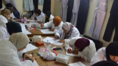 شاهد.. بدء دورة تدريبية على مهنة التفصيل والحياكة لفتيات الغربية