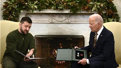 زيلينسكي يقدم لـ بايدن وسام البطل الأوكراني