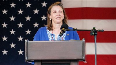 ‏ خبيرة بالشؤون الروسية وناجية من اغتيال..  من هي لين تريسي السفيرة الأمريكية الجديدة لدي روسيا؟