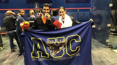 طالبان من الجامعة الأمريكية بالقاهرة يفوزان في بطولة العالم للجامعات في الاسكواش