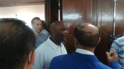 بالصور.. موسيماني يصل قاعة المؤتمر الصحفي