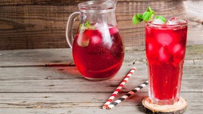 أبرزها يعالج الضغط.. حيل سحرية لعمل عصير الكركديه بوصفات مختلفة