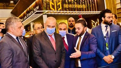 وزير الإسكان يزور جناح العتال في معرض ” عقارى ”