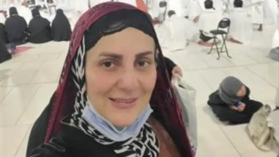 رانيا محمود ياسين تؤدي مناسك العمرة لوالدها الراحل