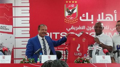 محسن صالح يهدي قميص الأهلي لموسيماني