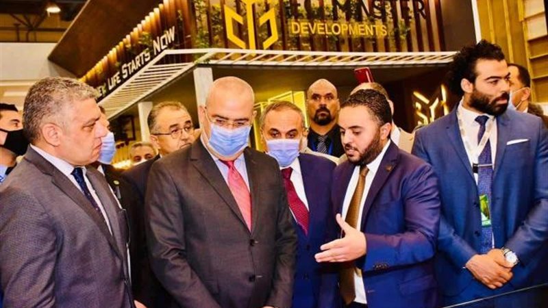 وزير الإسكان في جناح