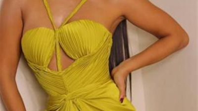 ميس حمدان بفستان مفتوح عبر ”فيس بوك”