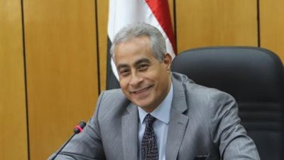 شاهد.. تسليم 4403 وثائق تأمين ضد الحوادث للعمالة غير المنتظمة