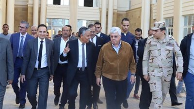 وزير التعليم العالى يتفقد المنشآت الجديدة بجامعتي  جنوب الوادي الحكومية والأهلية