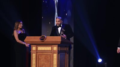 قبل أيام من عرض فيلمه”الباب الأخضر”.. حصول رؤوف عبد العزيز على جائزة التميز بمهرجان الأفضل لعام 2022