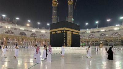 بالصور.. طلائع زوار المسجد الحرام يصلون لأداء مناسك العمرة