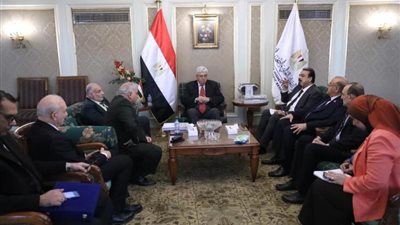 وزير التعليم العالي يلتقي نقيب نقابة العلاج الطبيعي لمناقشة سبل التعاون