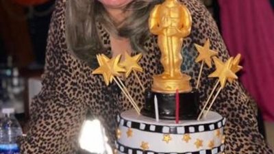 بدون حجاب.. صابرين تحتفل بعيد ميلادها الـ 53 مع أبنائها