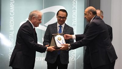 لجهوده في مشروع الهوية البصرية .. الجامعة الألمانية بالقاهرة تكرم محافظ جنوب سيناء وتهديه درع حجر رشيد