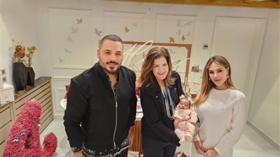 السفيرة الأميركية في منزل رامي عياش  لتهنئته بقدوم ”ألارا”