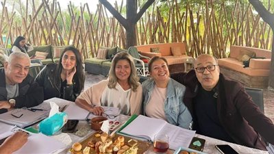 بالصور.. محمد النقلي وفريق عمل « توحة» يشيرون بعلامة النصر استعدادا للتصوير