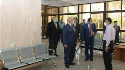 تمهيدًا لافتتاحها قريبًا .. رئيس جامعة القاهرة يتفقد العيادات الطبية الجديدة بالمدينة الرياضية