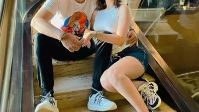 شاهد.. طليق المطربة ساندي يستفزها بصور  رومانسية مع زوجته الجديدة