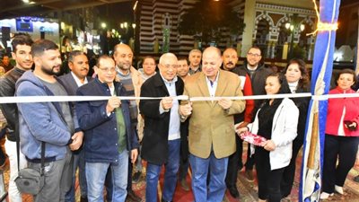 محافظ أسيوط يفتتح معرض” حزب مستقبل وطن ”لبيع المواد الغذائية المخفضة