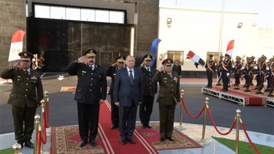 محافظ ومدير أمن أسيوط يضعان إكليل الزهور على النصب التذكاري لشهداء الشرطة