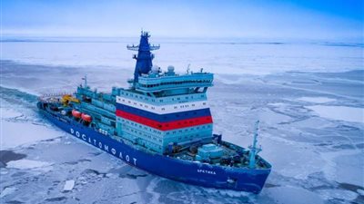 كاسحة الجليد النووية التابعة لـ«روساتوم» تساعد ناقلة الغاز «فلاديمير فورونين» في تجاوز المقاطع الصعبة