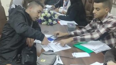 صور.. تسليم عقود عمل لذوي الهمم