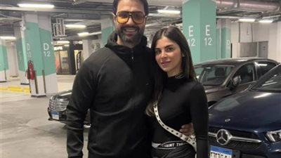 كريم فهمى يداعب زوجته بثورة رومانسية تجمعهما