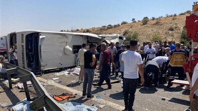 تعرف علي حصيلة انقلاب حافلة ركاب من أعلى جبل في بيرو