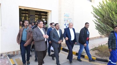اللواء هشام آمنة يتفقد أعمال أكبر محطة لتحلية المياه في مطروح
