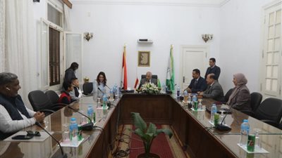 صور.. محافظ الجيزة يكرم طالبين بالصف السادس الإبتدائي لهذا السبب