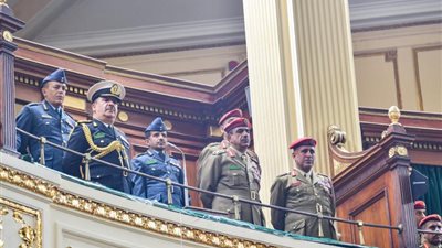 بالصور ..رئيس مجلس النواب يرحب بوفد عسكري من كلية الدفاع الوطني العمانية يحضر الجلسة العامة