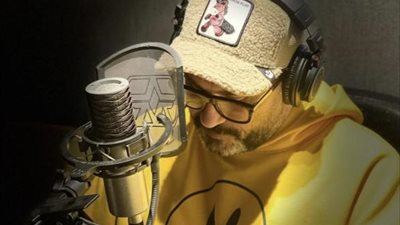 اكرم حسني يشوق جمهوره لعمل اذاعي جديد