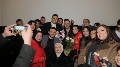 مصطفي قمر يحتفل مع محمد نور وفريق عمل ”الحب بتفاصيله ”