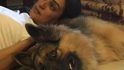 وفاء صادق تنعي كلبها بكلمات مؤثرة وبصورة سيلفي لهما: افتقد ذلك الفتي