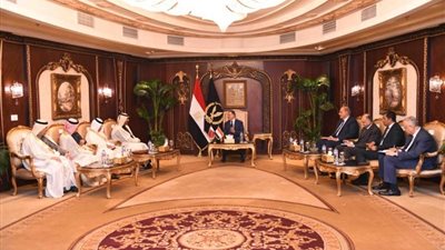وزير الداخلية يستقبل وفداً أمنياً رفيع المستوى من قيادات وزارة الداخلية القطرية