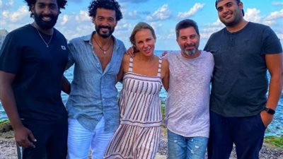 صناع فيلم ”قمر 14” يودعون الديكور الخاص بالعمل