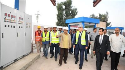 محافظ قنا يتفقد مشروعات مياه الشرب والصرف الصحي بمركزى قوص وقنا
