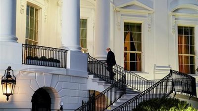 كبير أطباء أمريكا يهاجم ترامب ويتهمه بنشر فيروس كورونا في البيت الأبيض