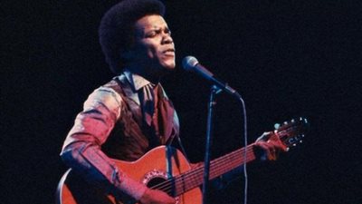 رحيل صاحب أغنية «آي كان سي كليرلي ناو» عن عمر يناهز الـ 80عامًا